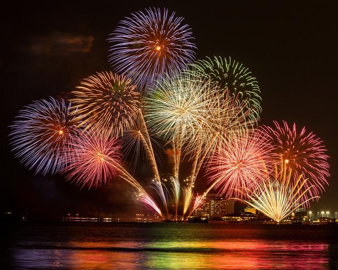 牧之原市相良サンビーチであるさがら海上花火大会のカラフルな水上スターマイン 静岡県 の写真素材119774227- PIXTA