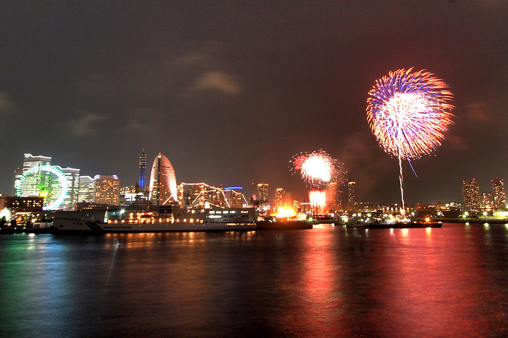横浜ナイトフラワーズ2025！花火を最高のロケーションで楽しむならクルージングクルージングナビ貸切クルージングなら東京湾アニバーサリークルーズ