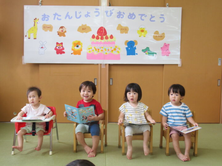 9月生まれの皆さんお誕生日おめでとうございます🎂,お楽しみの出し物は、『くまおじさんのクッキング』でした！クマやウサギ、ネコに変身した先生達がお子様ランチを作ってくれましたよ🍳✨,魔法の粉をかけると、フェルトと大きな洗濯ばさみがエビフライに変身したり、靴下が魚に変身したりなど、生活に身近な物がどんどん食べ物に変身していく姿にみんな釘付けでした👀🩷,とっても楽しい時間になりました！！,