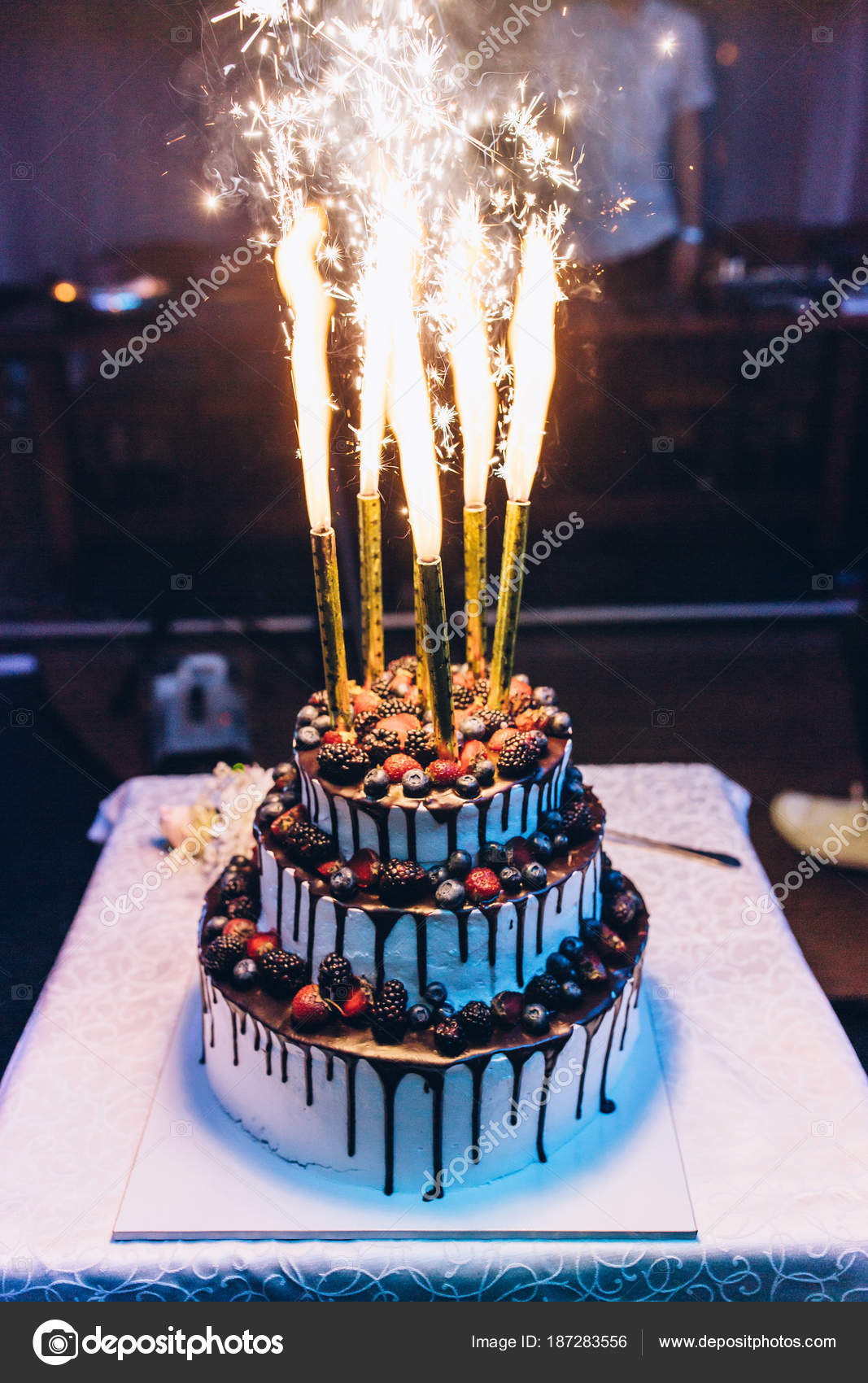 placole_dressyDRESSY花嫁プラコレ をつけて投稿&フォローしてね♩ . ＝＝＝＝＝＝＝＝ . 夏っぽウェディングケーキ特集🎂🌞🌈カバーは、花火をイメージしたデザインが夏婚 にぴったりですよね🌻** 2枚目以降にも夏らしさ溢れる オシャレなデザインケーキを