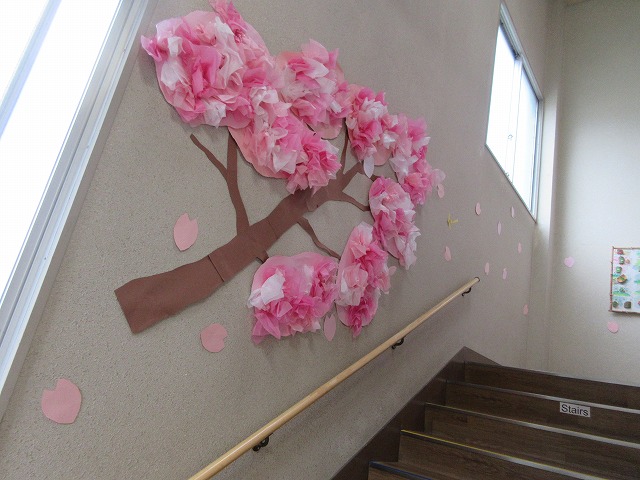 桜の装飾 折り紙ガーランドの作り方☆卒園式や卒業式にも!簡単かわいい春のディスプレイ♪│子供と楽しむ折り紙・工作