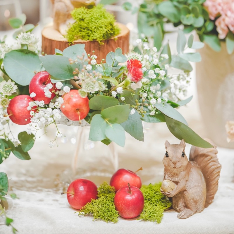 秋の装花 ユーカリとフランネルフラワー、切り株とキャンドル、ナチュラルウェディングの一日に : 一会 ウエディングの花