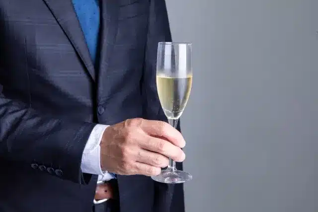 三代目鳥メロ 乾杯の挨拶で失敗しないコツ！マナーやユーモアの入れ方やシーン別の例文も紹介焼鳥 居酒屋