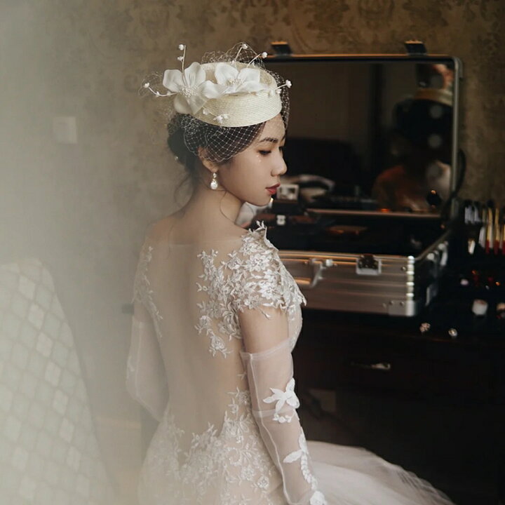 フリー写真白い帽子を持つウェディングドレス姿の花嫁パブリックドメインQ：著作権フリー画像素材集