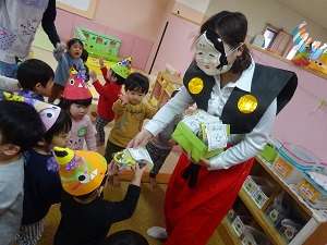 節分！ 幼稚園で福の神のお役😳わお！ オヤジたちの名演の鬼👹に泣いたあと、福の神を見た子ども達の笑顔に、お面越しにグッときた。世界中のみんなの幸せを心から願う、124年ぶり2.2の節分なり