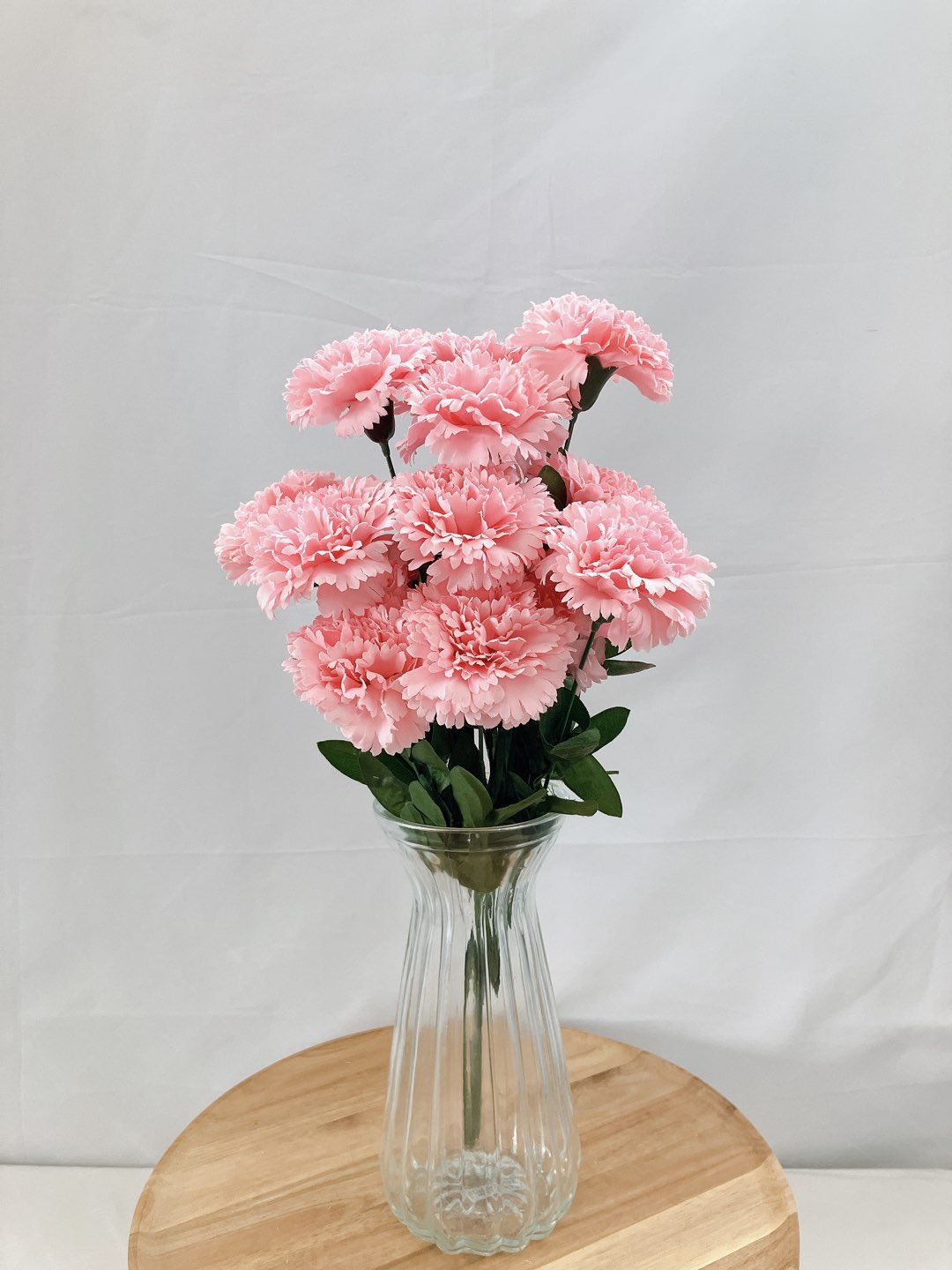 カーネーションってどんな花？名前の由来や色別、本数別の花言葉を紹介！花を知る場所