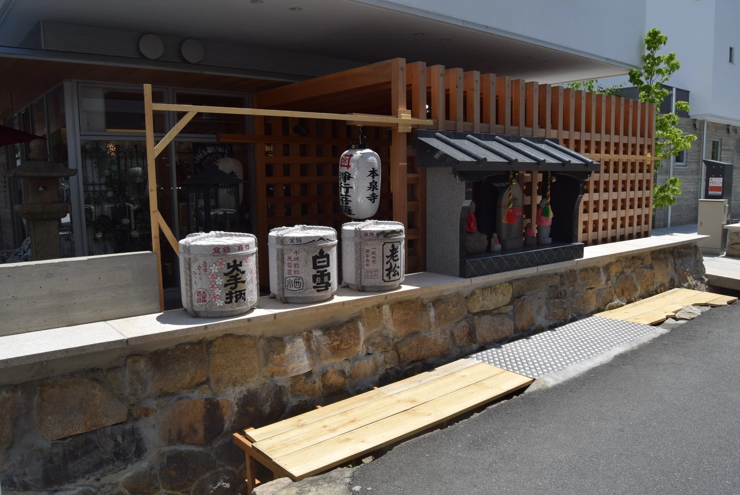 清酒発祥の地、伊丹市の「酒蔵通り」で 酒蔵見学と美酒に酔いしれてLocalprime 兵庫県のとっておきの体験を