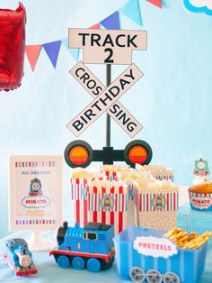 Amazon2歳 誕生日 クマさん フェルト ガーランドセット 数字＆白の風船2個付き 壁掛けデコレーション パーティー 飾り付け お誕生日風船2歳風船・バルーンおもちゃ