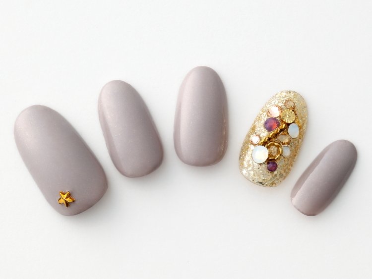 結婚式お呼ばれネイル✨ 黒のワンピースにパールのアクセサリーで出席されるということで、ネイルデザインはお任せいただきました。アクセサリーのパールと合わせてマーメイドネイルにパールをあしらいました。 モノトーンの装いに馴染むようにカラーはベージュで肌