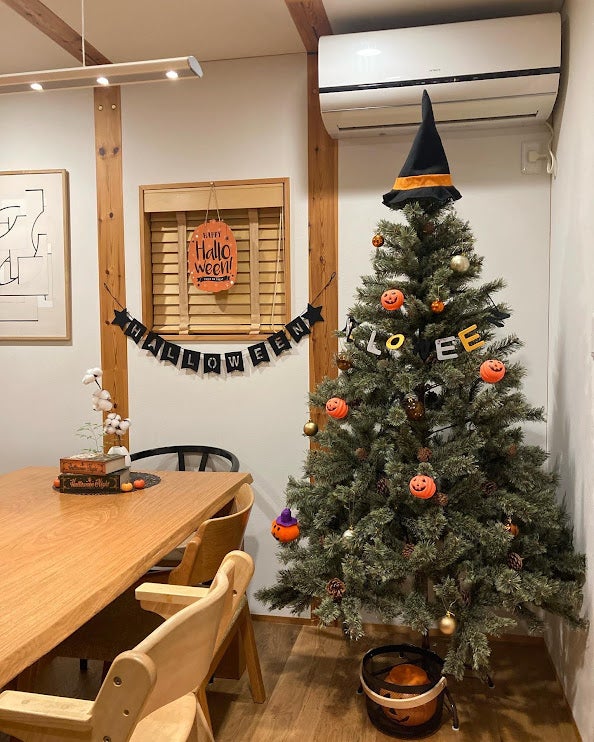 100均グッズでハロウィンツリー⠀ ⠀ クリスマスのオーナメントも 使おうかと思ったんですが ハロウィンver.とクリスマスver.が全然違う方がいいなと思い シンプルなハロウィンツリーにしました🎃 パンプキンはツリーにちょうどいいサイズ＆ ライトが中に入れられるの