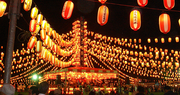 お出かけ先の投稿画像 by カタバミさん釣鐘形に、穂状に咲く、紫の、薄紫の花ふたつとホタルブクロ 蛍袋 チョウチンバナ<提灯花> とハタザオギキョウ 旗竿桔梗 カンパニュラ・ラプンクロイデス2021月6月9日 🍀GreenSnap グリーンスナップ 🍀GreenSnap