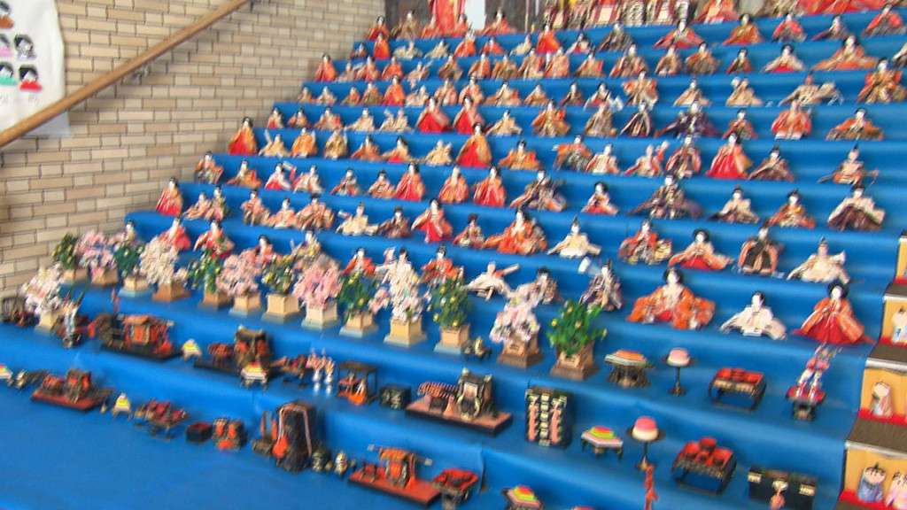 愛知県一宮市にある堤治神社 ていじじんじゃ、つつみはりじんじゃ さま⛩ 今年も拝殿にある階段をひな壇に見立ててずらりと雛人形が飾られる「美濃路の雛祭」が始まりました🎎🎎🎎ピンクや白の提灯や、つるし雛も可愛らしかったです❤ 境内3ヶ所に雛人形が飾られていて