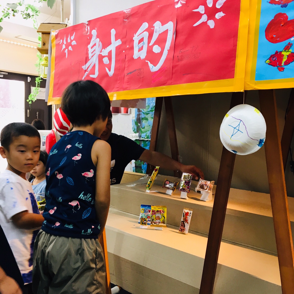 クラブの夏祭りごっこの様子です。 看板やうちわを手作りして楽しみにしていた小学生たち。 3年生はお店屋さんに、1〜2年生はお客さんになってお祭りを楽しみました。 みかんこども園認定こども園愛媛県伊予市伊予市保育みかんキッズクラブ学童