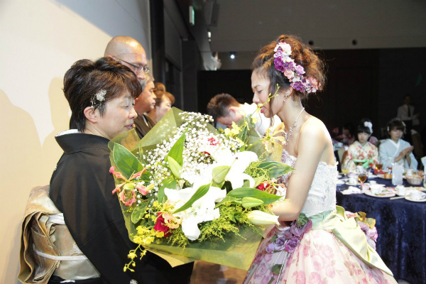 結婚式で両親に花束贈呈をする理由は？どんな花が喜ばれる？トキハナmagazine