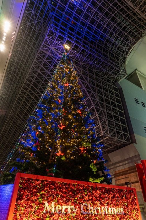 クリスマスの2日間は京都タワー、ローム京都駅前ビル、京都駅前北口広場がクリスマスツリーをイメージした赤・緑の2色に点灯しております✨ 皆様メリー クリスマス🎅🎁🎄京都京都駅京都駅ビル ＃イルミネーションときめきプロジェクト3社協調演出ローム京都
