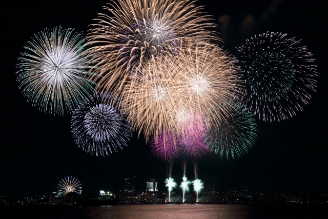 彩都から守口市花火大会と万博公園の観覧車を遠望 大阪の夜景