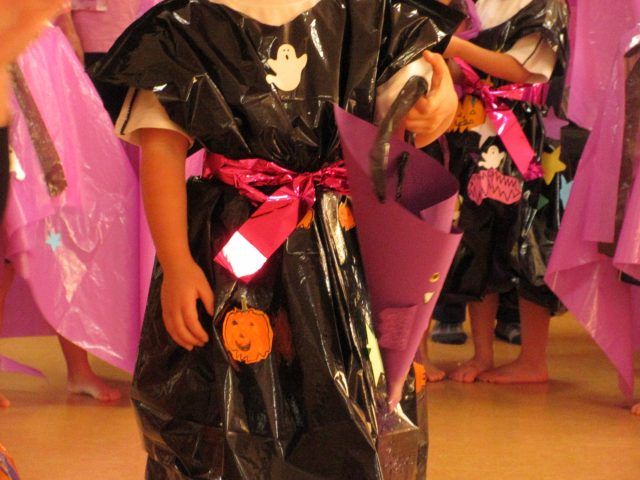 ハロウィン仮装 ポリ袋保育園TikTok