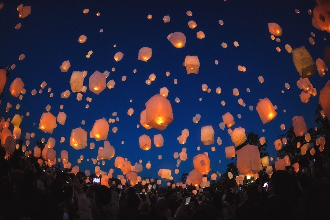 大阪市で大規模スカイランタン飛ばし Xmasフード＆サンタさんもいこーよニュース