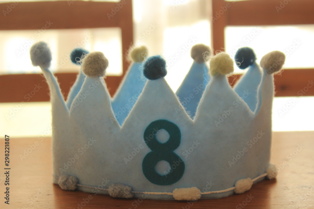 製作アイデアーカラフル王冠保育士ワーカ