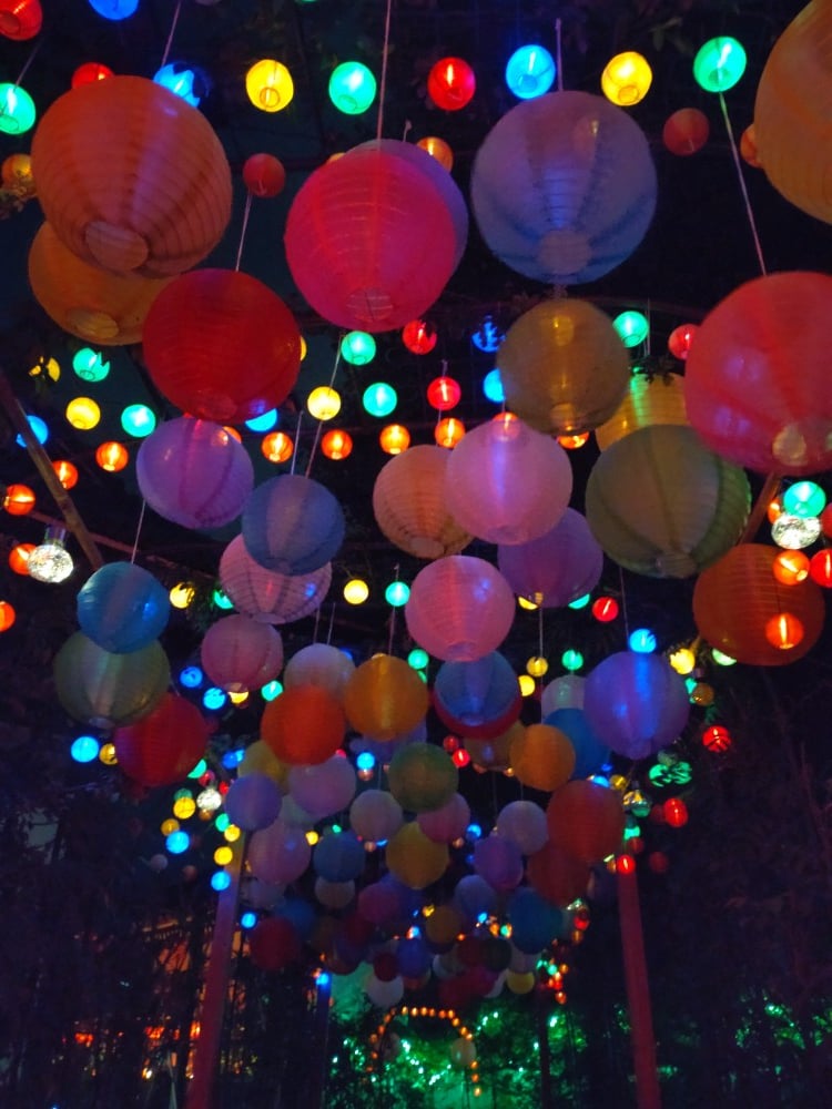 おふさ観音 公式アカウント8 11 日 、12 月 は夜間拝観ライトアップを開催致します。 ランタンの灯りで浮かび上がる3,000を超える風鈴の幻想的な美しさをぜひお楽しみ下さい。両日とも、午前11時と午後2時、午後6時にたくさんのシャボン玉で風鈴を彩るシャボン玉