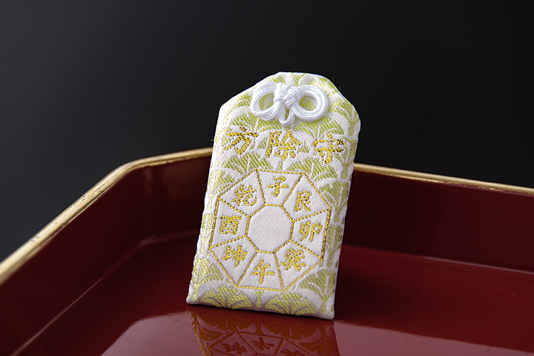 御守りの郵送について 神社では、新型コロナウイルス感染症の影響 により神社へのご参拝が叶わない方への対応 として御守りの郵送を受付しています。 詳しくは 神社ホームページのお知らせ欄をご覧下さい。 尚、お電話による申込は受付しておりませんので、 ご了承ください