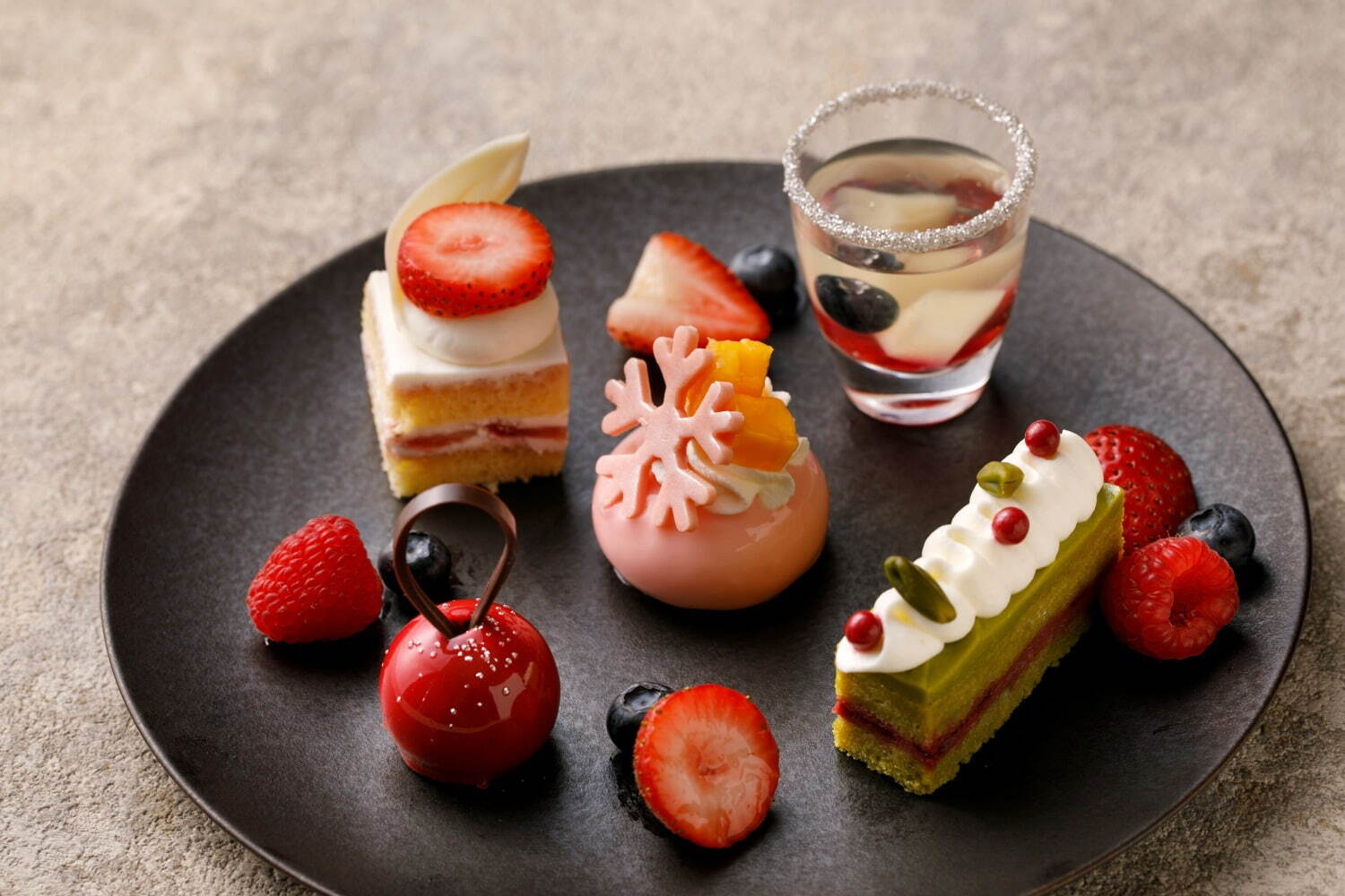 今年イチオシのクリスマススイーツ３選！高級ホテルのケーキから華やかなアソートまで！福岡TNCニュース