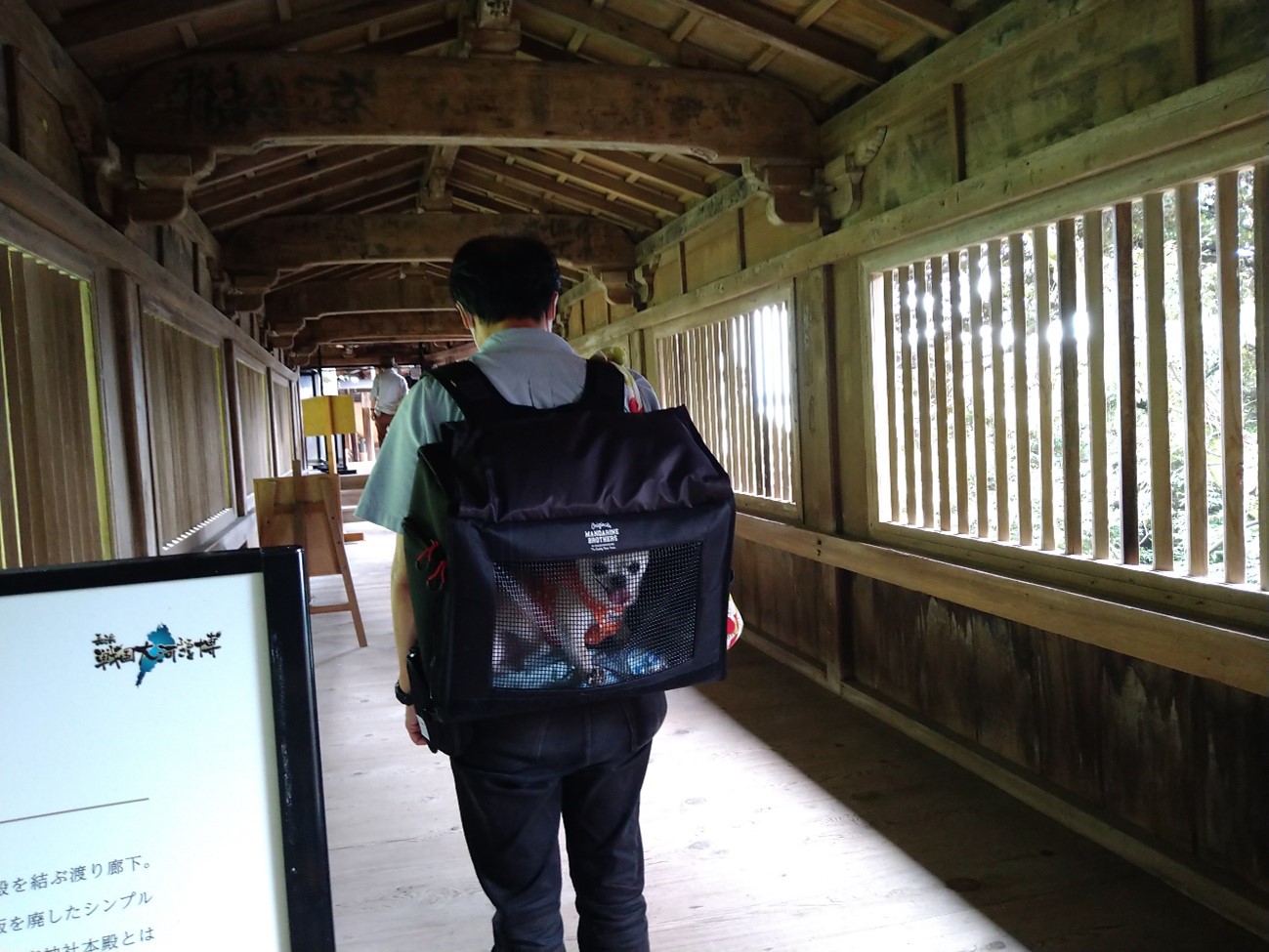 滋賀県 竹生島 宝厳寺 開創１３００年記念として秘仏御本尊の御開帳へ参拝させていただきました 次回は１３年後とのことでした 御開帳の記念で刺繍御朱印と切り絵御朱印を拝受しました刺繍御朱印は国宝唐門の鳳凰の刺繍がほどこされていてとても美しかったです 切り絵