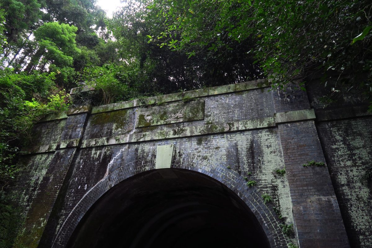 いわく付きの旧本坂トンネルから県境越え - 波と狛のつれづれ日記