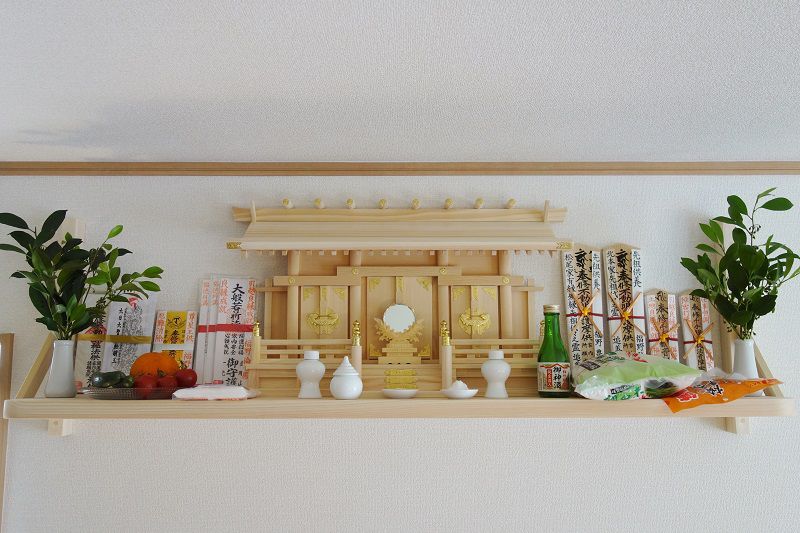 楽天市場 恵比寿 大黒 一社 置物付き 高級神棚 恵比寿様をお祀りする神棚 主に台所等にお祀りします。農家・漁師・企業等商売繁盛等の神棚に セトモノの 恵比寿・大国様の人形付 : 神棚のカネタ