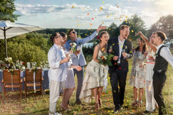 グアムの結婚式にお呼ばれしたら!? 参列前に知っておきたい男性・女性・親族別ゲストの服装マナーマイナビウエディング