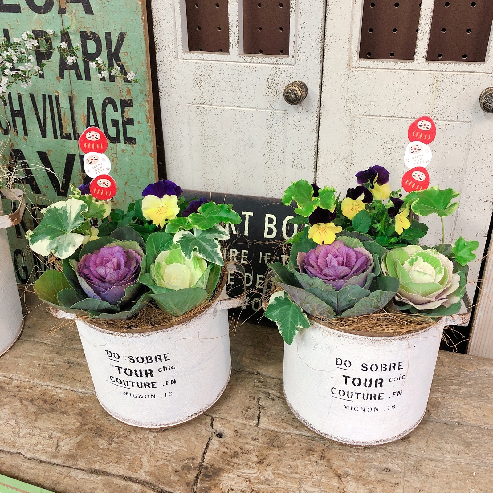 こんばんはー, お正月の寄せ植え、嬉しい事にご好評いただいています♥️,寄せ植え 寄せ植えアレンジお正月寄せ植えハボタン葉牡丹寄せ植え寄せ植えリース 寄せ植え教室 ビオラ寄せ植えパンジー寄せ植えハンギングバスケット 葉牡丹ハンギング