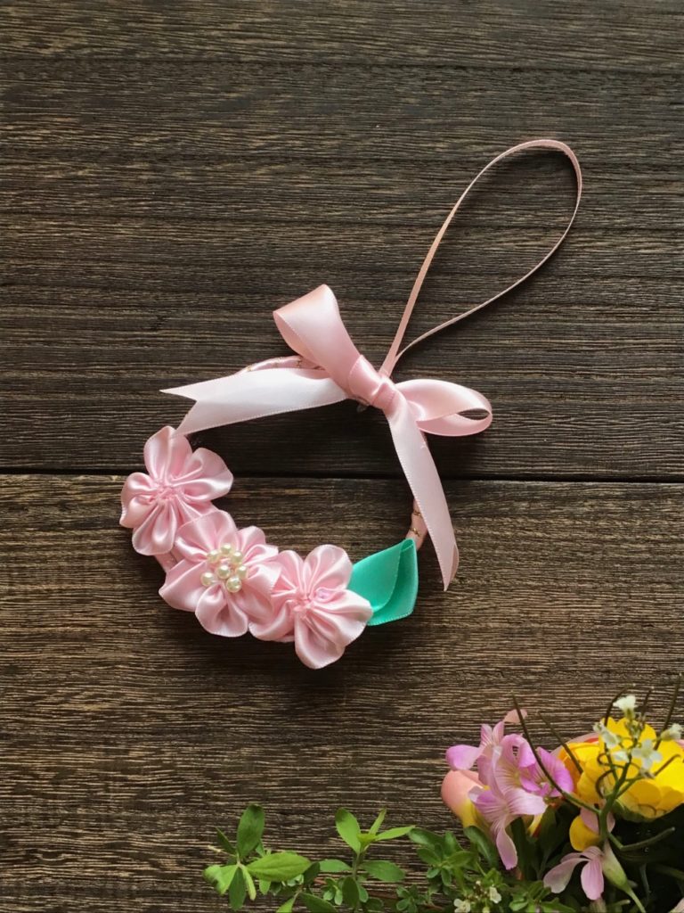 簡単な二重リボンの結び方で華やかなクリスマスリースを作ろう