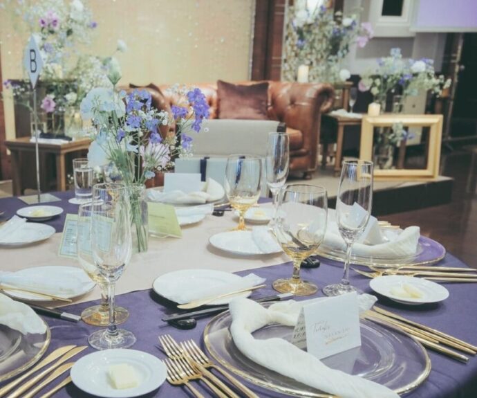 シック系のテーブルコーディネートと共にリ・フラワー ウェディング