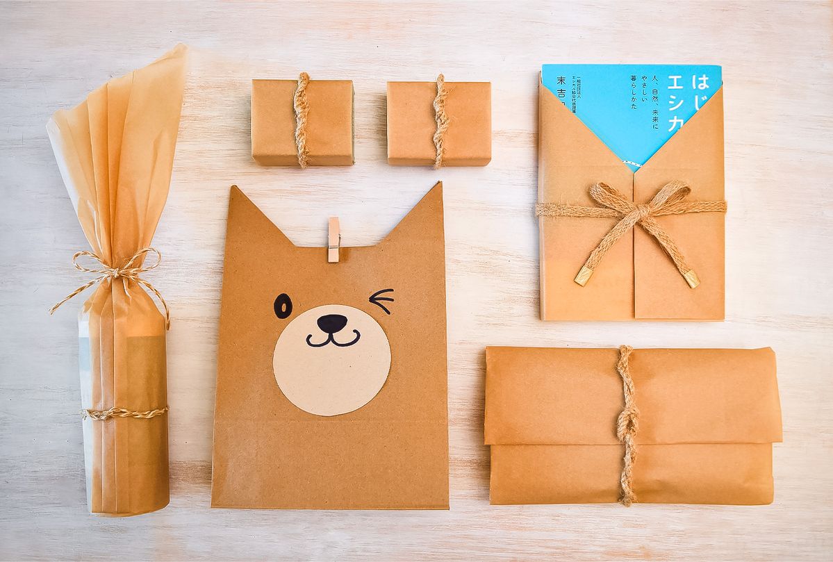 手作りのグリーティングカード。リボンで結ばれた包装紙の近くの贈り物。オリジナルギフト。の写真素材・画像素材 Image 117066705