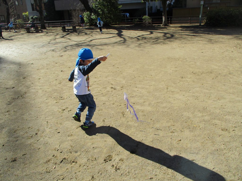 お正月遊びを子どもと楽しもう！福笑い・凧あげ・羽つきなど伝統的な遊びやおなじみのゲーム15選ままのて