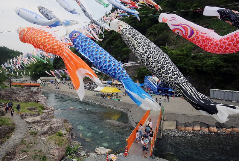 恩曽川の鯉のぼり🎏 5月6日まで楽しめます😃niceatsugi鯉のぼり 恩曽川 厚木 地蔵橋親水広場