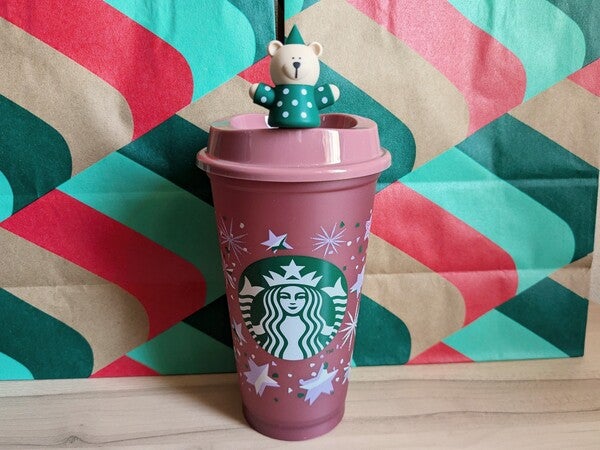 スターバックス リザーブ ロースタリー 東京、ホリデーデザインの「ボトル マグカップ」登場。ロースタリーの世界観から着想した「ジュエリー」もテーマは「Warm up Your Winter」 - グルメ Watch