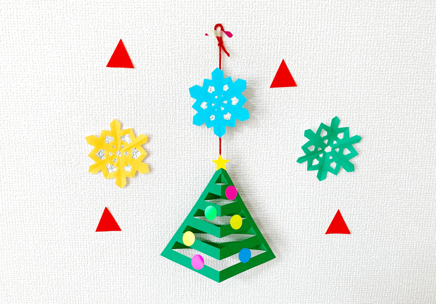 色画用紙で作る簡単でかわいい12月の壁面掲示物「クリスマスツリー」図工人