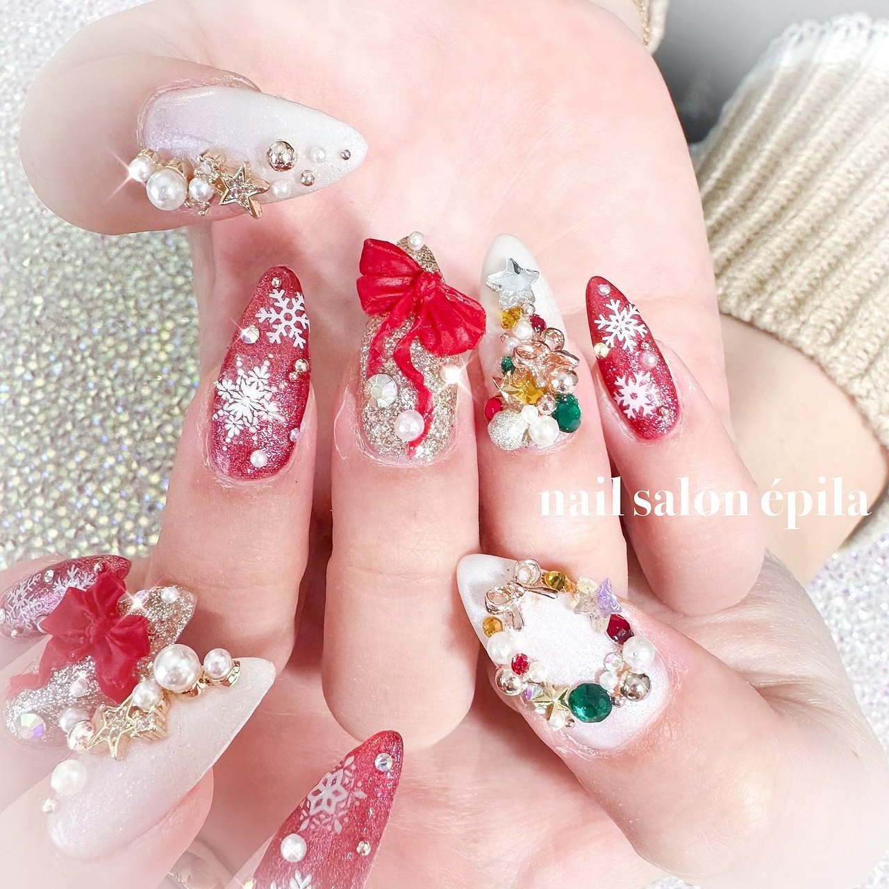 クリスマスネイルキラキラネイルパーツネイルジェルネイル冬ネイル Ann. nail.tokyo所属・Ann nailのネイル デザイン 20231203100426 ミニモ