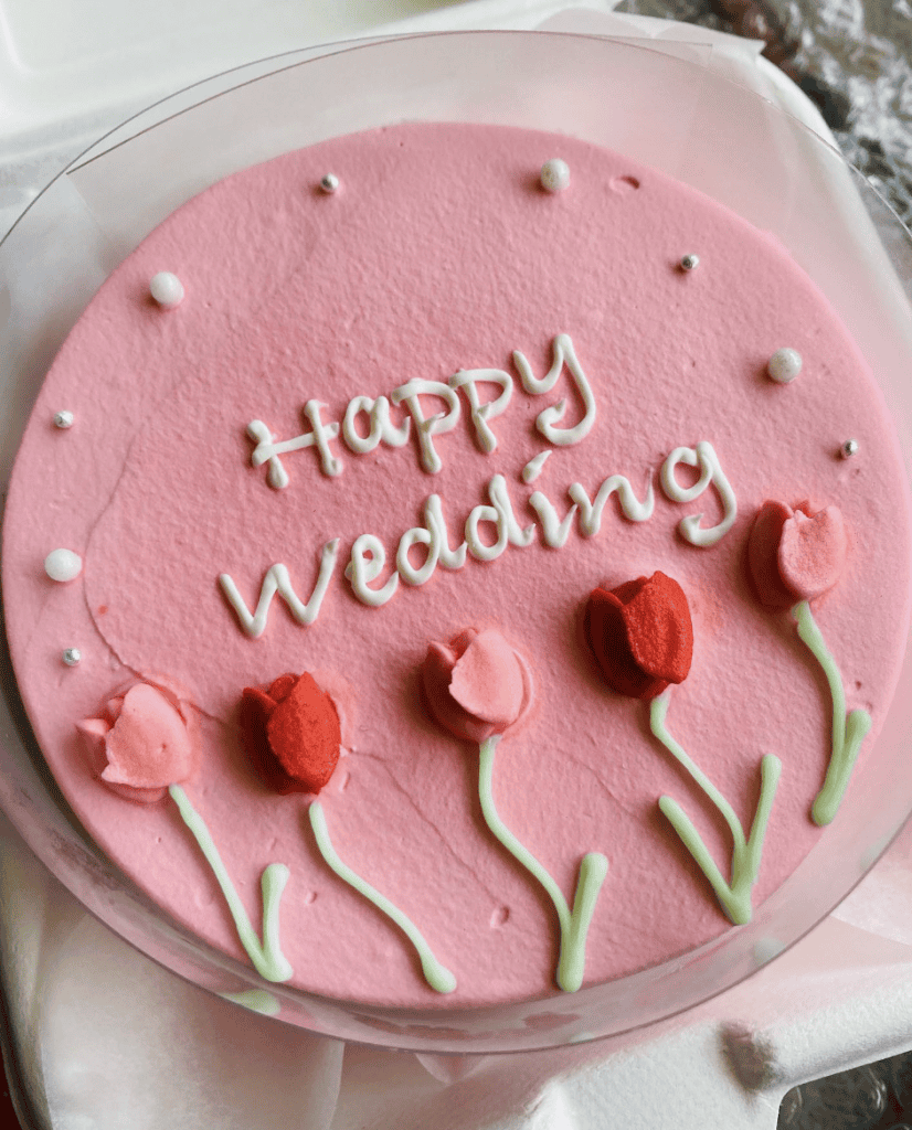 Happy Wedding前回いただいていたリクエストではありますが、今回も何件かリクエストいただいたHappy Weddingです。2枚目が動画になっています。 どんな文字でも一番上のラインと下のラインを揃えると文字がまとまって読みやすくなります。 あえて揃えない書体も