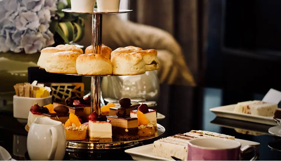 アフタヌーンティーティーフーズ取り分け方 , ⁡, ￣￣￣￣￣￣￣￣￣￣￣￣￣￣￣￣, ⁡, アフタヌーンティーは, どこから食べる？, ⁡,⁡, ビュッフェ形式？！, そのまま口に運ぶ？！, どちらもNG🙅‍♀️, ⁡, ⁡, ⁡, ① セイボリー 塩味 , ② スコーン, ③ペイストリー 甘味 , の順番に, ⁡, ⁡, ひとつづつ各自の取り皿に, 一度取り分けてから,