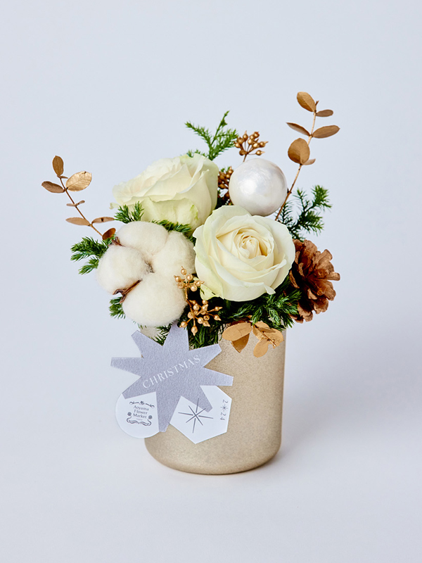 出来上がりましたブーケは、少しの間お預かりです。, 花嫁様も私もブーケも、クリスマスを楽しみに待っています。 *~~*‥*~~ *~~*‥*~~*~~*‥*~~ *~~*‥*~~,ウェディングブーケ,アーティフィシャルフラワーブーケ,造花ブーケ ,クリスマスウェディングブーケ