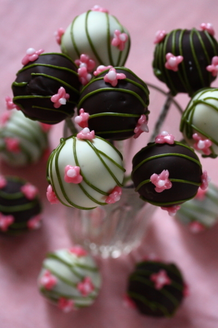 バレンタインパーティーの部屋の飾り方！飾り付けのポイントは？子供の行事・お祝いAll About