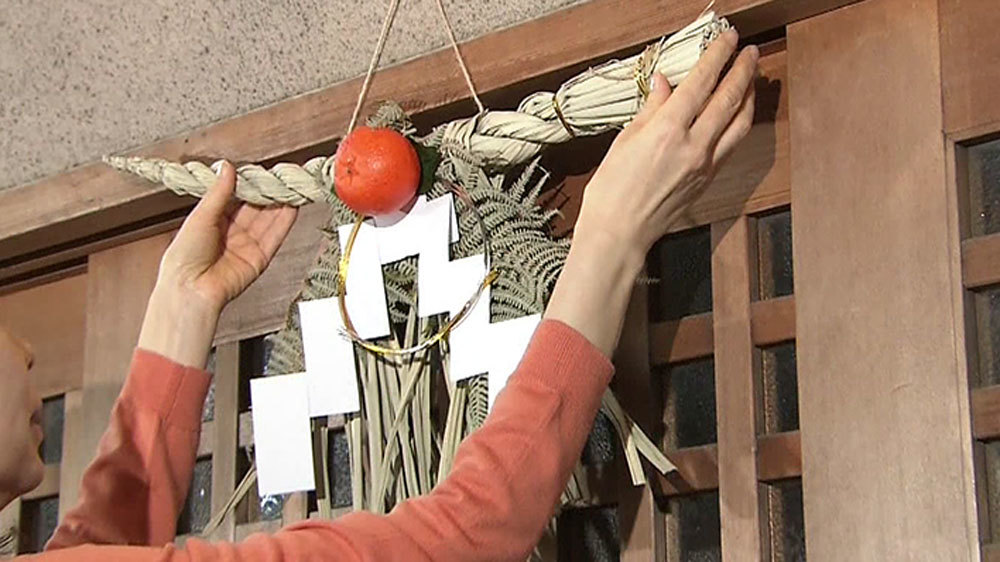 向きが大事 しめ縄の飾り方は？玄関や神棚など取り付け方も紹介葬儀屋さん