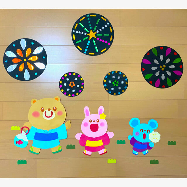 お家でお祭り壁面 夏祭り♡屋台の壁面飾り〜花火🎆あり〜 こちらは花火ありバージョンです🎆 にぎやかで華やかな壁面になっています!サイズ画像1枚目のように飾って、縦:約75cm、横:約90cm壁面飾り折り紙画用紙保育素材保育製作なつまつり夏祭り