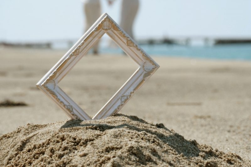 撮影小物を使って個性的なフォトウェディングにしようハワイのおしゃれなウェディングフォト