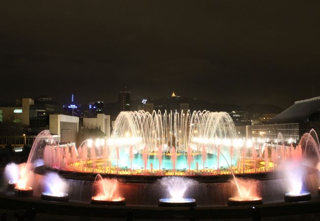 スペイン🇪🇸 バルセロナ モンジュイックの噴水ショー カタルーニャ美術館の正面にある マジカ噴水で行われる噴水ショ