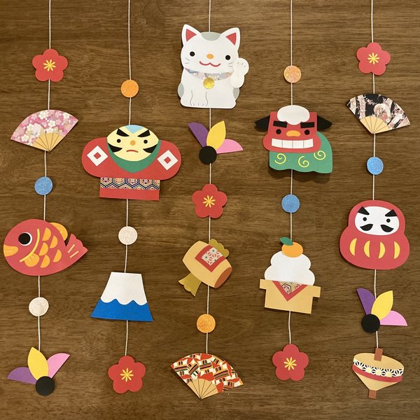 お正月製作𖧷 セリアのしめ縄ベースを使用した、 しめ縄飾りです◡̈ ------------------------イロドリ用紙店アイテムのご購入は 楽天またはminneより↟𖤥 ▷▷ @irodoriyoshiten ------------------------画用紙画用紙製作画用紙模様壁面飾り壁面製作