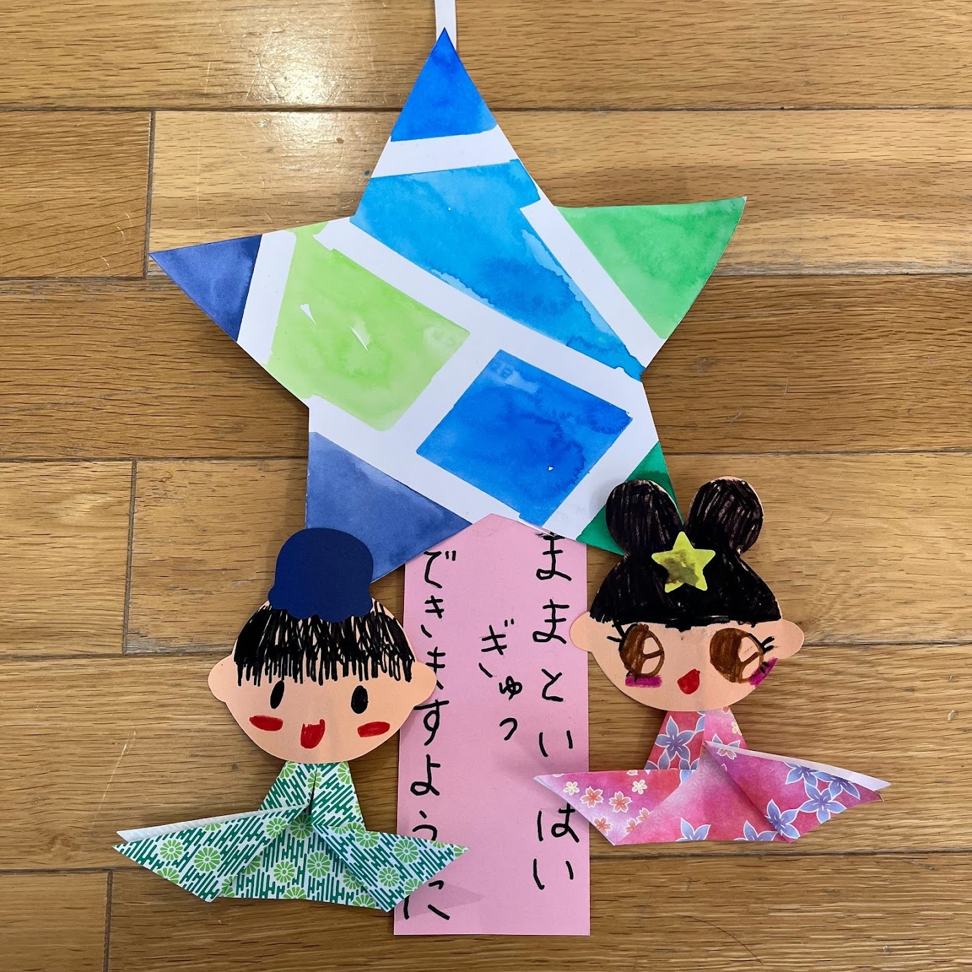 三日月の舟に乗った織姫と彦星🌙』 七夕飾り ☆ 作り方は一つ前の投稿を見てね！ ☆ @kazuyo_uehara ☆幼稚園保育園幼稚園教諭保育士壁面飾り壁面製作壁面制作小学校教諭小学生工作児童館保育製作織り姫おりひめ保育所幼児教室七夕かざり