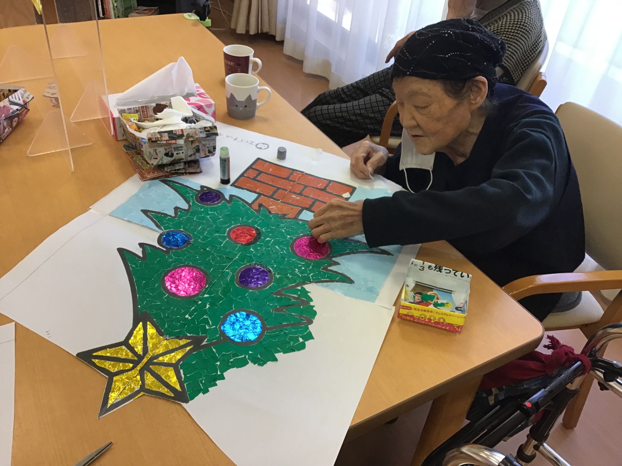 ママの手作り「ちぎり絵 クリスマスツリー のフレーム飾り」 - 八王子市親子つどいの広場CacheCache